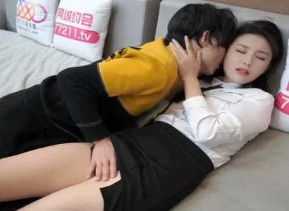 Cô nàng thư ký phục vụ sếp ngầm vì tiền