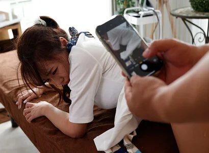 Trong lúc triệt lông không nói lời nào đè ra hiếp
